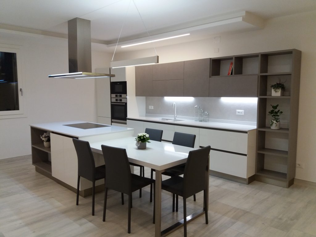 Cucina Veneta Cucine Oyster laccata, realizzazione Minelle